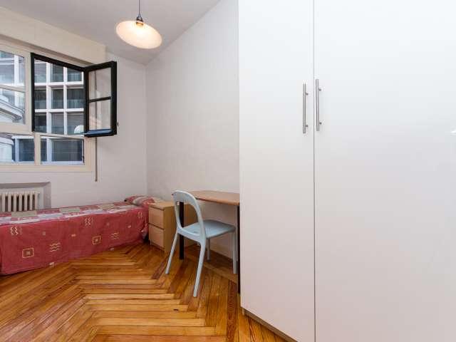 Habitación equipada en apartamento de 9 dormitorios en Malasaña, Madrid
