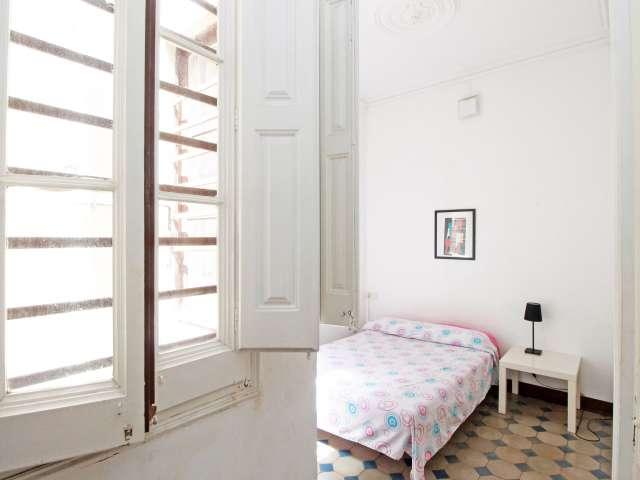 Habitación equipada en piso compartido en el Eixample, Barcelona