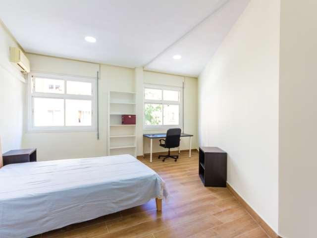 Habitación equipada en piso compartido en Moncloa, Madrid