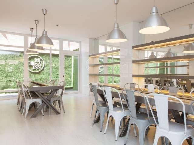 Habitación equipada en piso compartido en Salamanca, Madrid