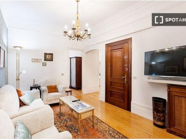 Habitación espaciosa en un apartamento de 7 dormitorios en Indautxu
