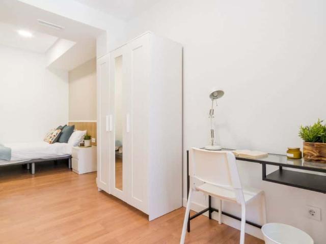 Habitación espaciosa en Alejandro González, Madrid