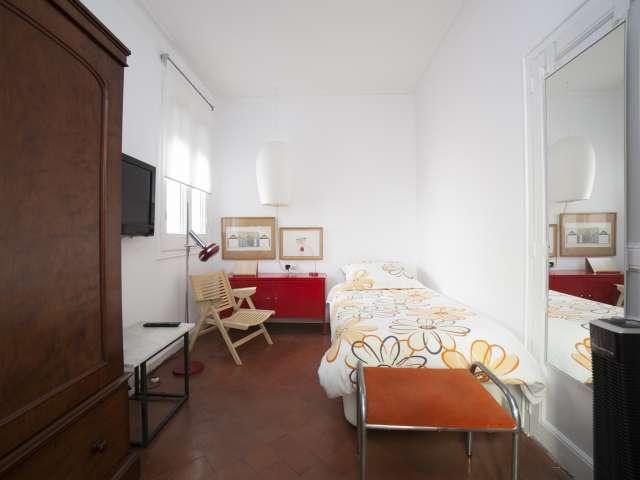 Habitación fresca para alquilar en un apartamento de 2 dormitorios, Eixample Dreta