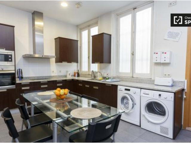 Habitación grande con baño en un apartamento de 12 habitaciones, Atocha