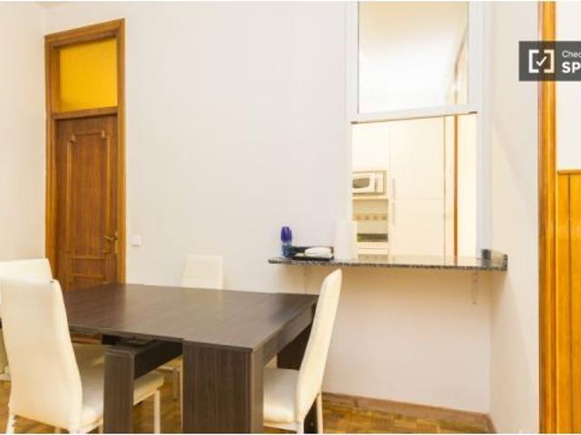 Habitación grande con escritorio en piso compartido, Puerta del Sol