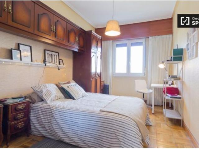 Habitación grande con ventana con vistas a la calle en un apartamento de 3 dormitorios, Rekalde
