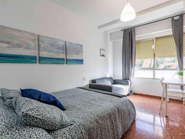 Habitación grande en apartamento de 5 dormitorios en Campanar, Valencia