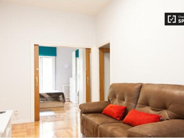 Habitación ideal con ventana con vista a la calle en un apartamento de 7 dormitorios, Malasaña