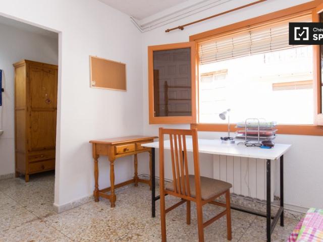 Habitación ideal en apartamento de 12 habitaciones en Granada