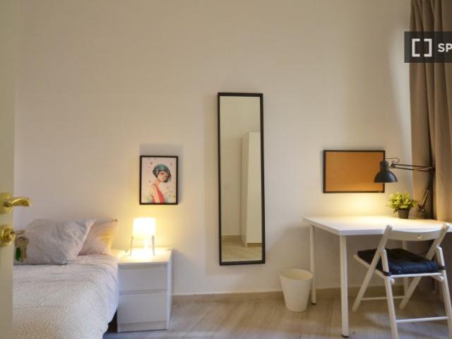 Habitación en un apartamento compartido de 8 habitaciones en Gaztambide