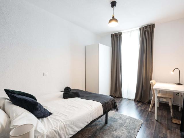 Habitación individual en Via Calle Caños del Peral Der