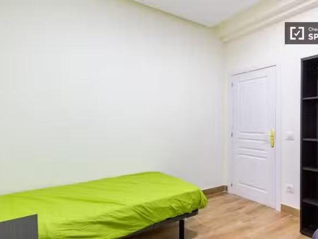Habitación interior con armario independiente en el apartament.