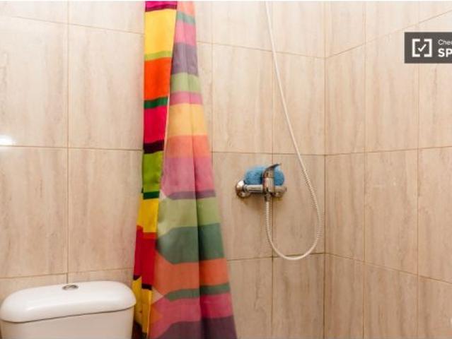 Habitación interior con armario independiente en piso compartido, El Raval