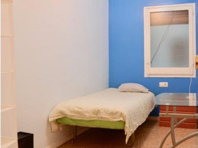 Habitación interior en apartamento de 4 dormitorios en el Eixample Dreta