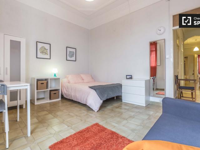 Habitación interior en piso compartido en el Eixample, Valencia