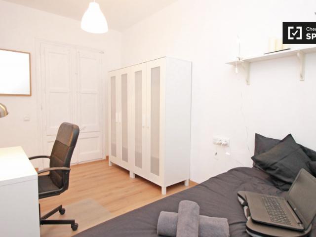 Habitación interior en piso compartido en el Eixample, Barcelona