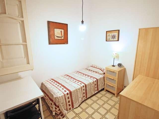Habitación interior en piso compartido en el Eixample, Barcelona