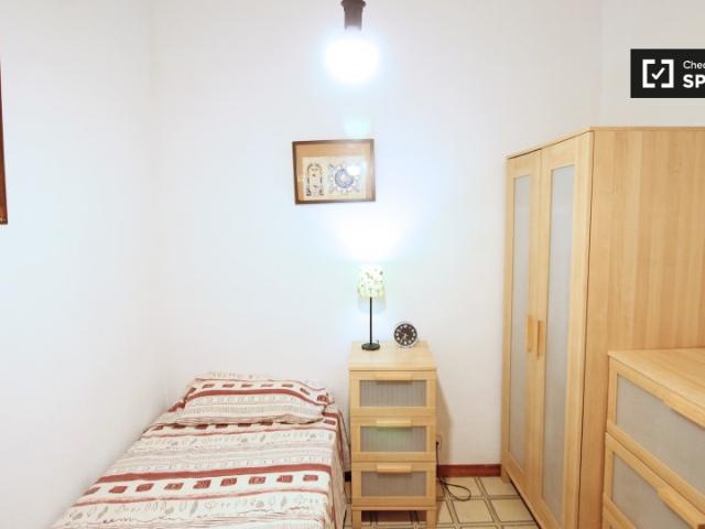 Habitación interior en piso compartido en el Eixample, Barcelona