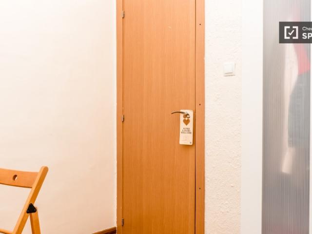 Habitación interior en piso compartido en El Raval, Barcelona