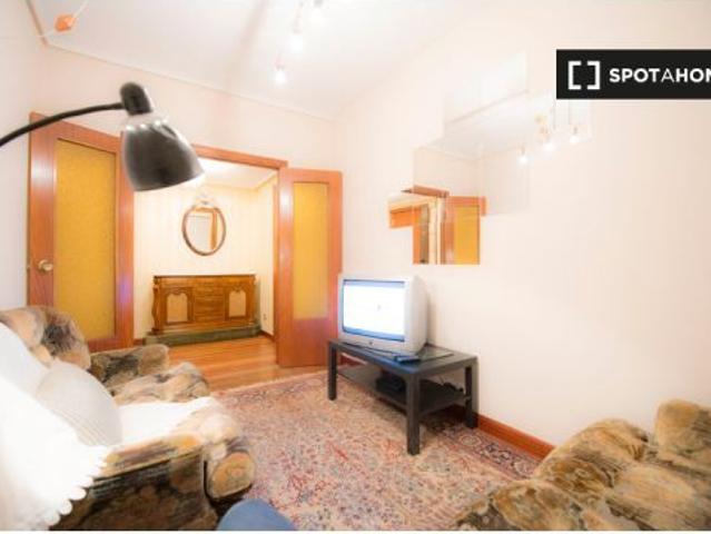 Habitación íntima con cómoda en apartamento de 5 dormitorios en Begoña