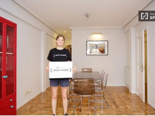 Habitación íntima con amplio espacio de almacenamiento en un apartamento de 5 dormitorios, Retiro