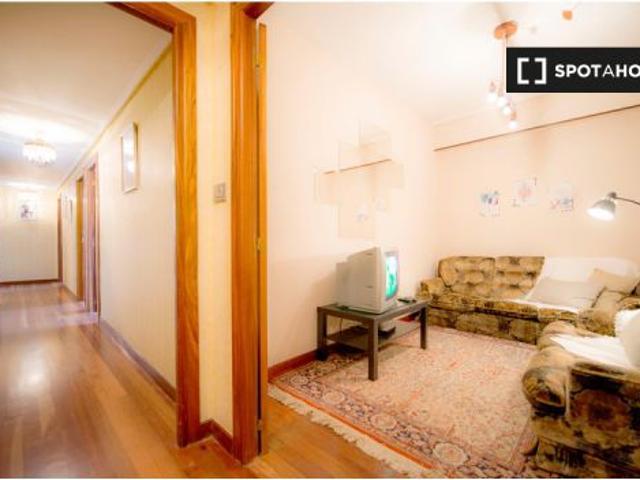 Habitación íntima con escritorio en un apartamento de 5 dormitorios en Begoña