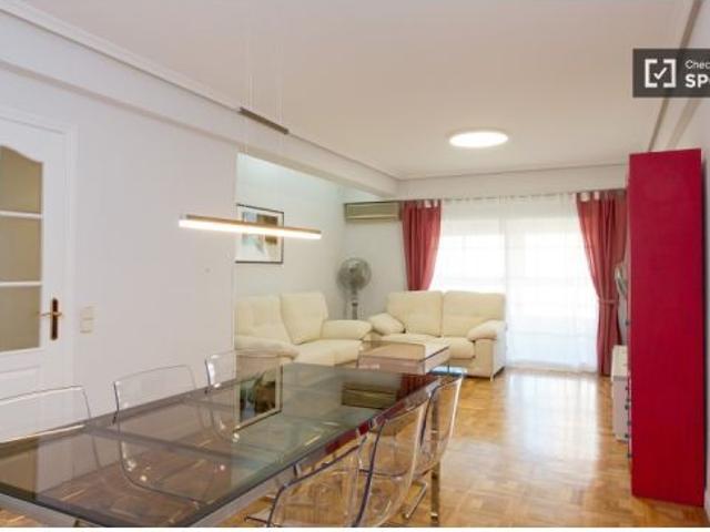 Habitación íntima con escritorio en el apartamento de 5 dormitorios, Retiro