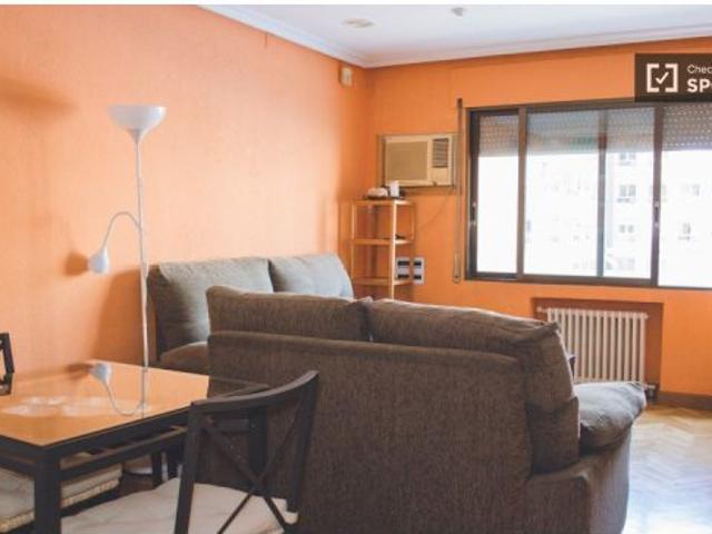 Habitación íntima con llave independiente en piso de 4 habitaciones, Moncloa