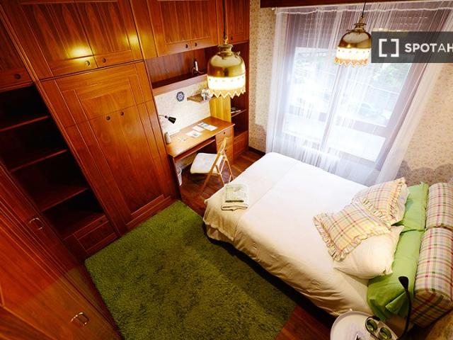 Habitación íntima en apartamento de 5 dormitorios en Begoña, Bilbao