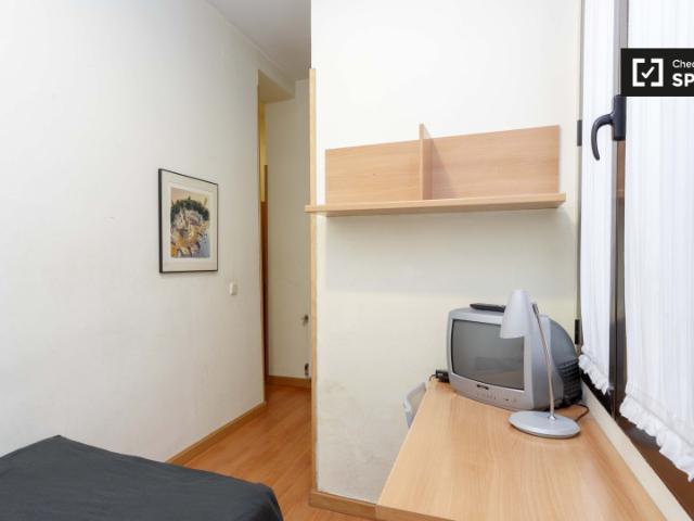 Habitación íntima en apartamento de 12 habitaciones en Atocha, Madrid