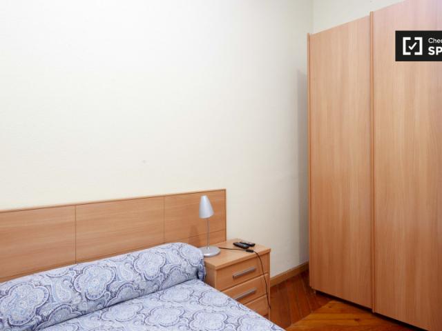 Habitación íntima en apartamento de 12 habitaciones en Atocha, Madrid