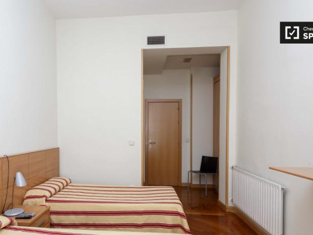 Habitación íntima en apartamento de 12 habitaciones en Atocha, Madrid