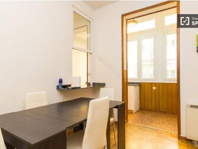 Habitación luminosa con ventana a la calle en piso compartido, Puerta del Sol
