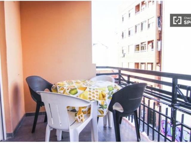 Habitación luminosa con ventana con vista a la calle en piso compartido, Benimaclet