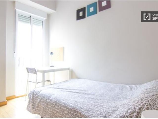 Habitación luminosa con ventana con vistas a la calle en un apartamento de 7 dormitorios, Eixample