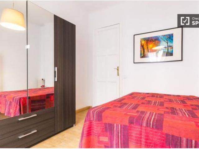Habitación luminosa con amplio espacio de almacenamiento en un apartamento de 6 dormitorios, Salaman