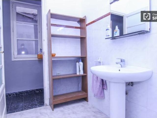 Habitación luminosa con amplio espacio de almacenaje en piso compartido, El Plà del Real