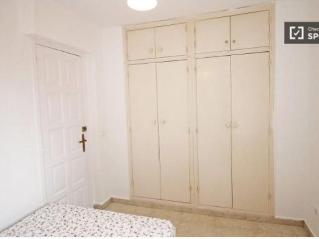 Habitación luminosa con amplio trastero en piso compartido, Sants