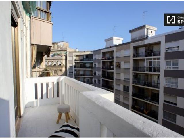 Habitación luminosa con armario independiente en apartamento de 5 dormitorios, Extramurs