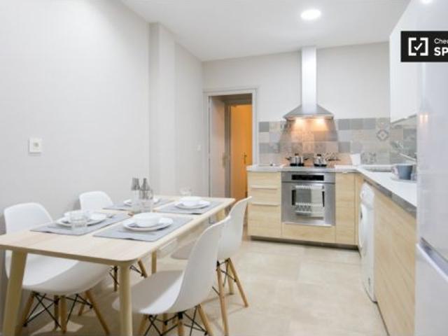Habitación luminosa con balcón en alquiler en un apartamento de 4 dormitorios en Deusto