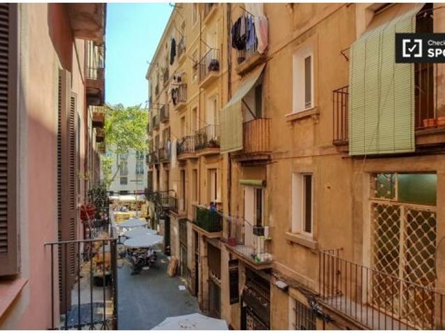 Habitación luminosa con balcón en alquiler en un apartamento de 4 dormitorios en El Raval