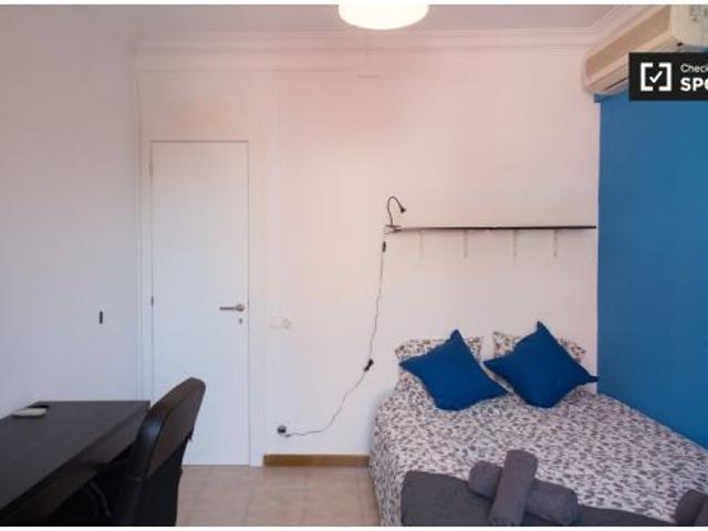 Habitación luminosa con balcón en un apartamento de 4 dormitorios, Poble Sec