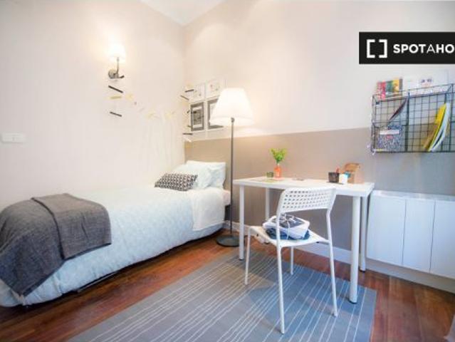 Habitación luminosa con calefacción en apartamento de 3 dormitorios, Uribarri