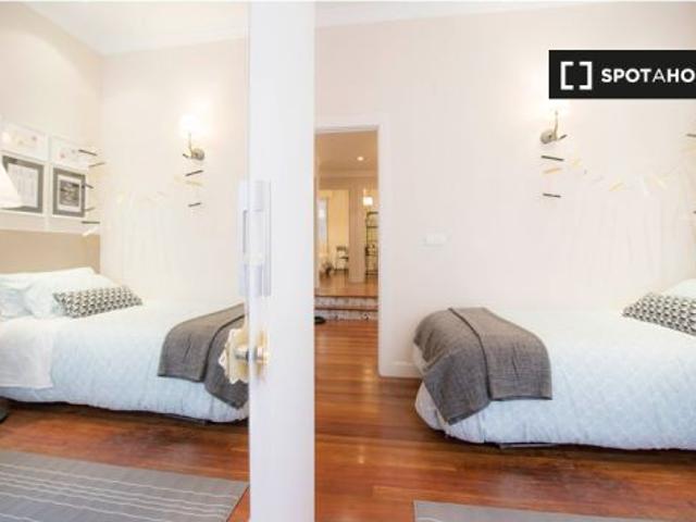 Habitación luminosa con cómoda en apartamento de 3 dormitorios, Uribarri