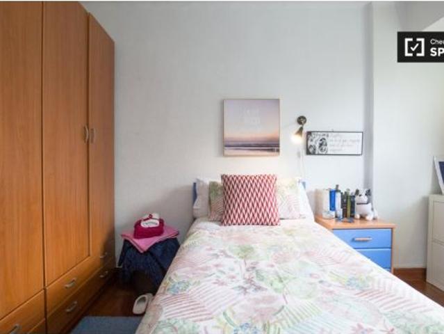 Habitación luminosa con cómoda en el apartamento de 3 habitaciones en Begoña, Bilbao