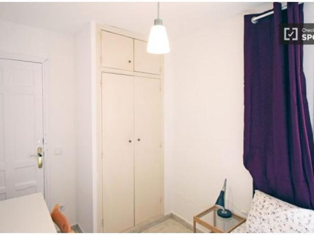 Habitación luminosa con cómoda en piso compartido, Sants
