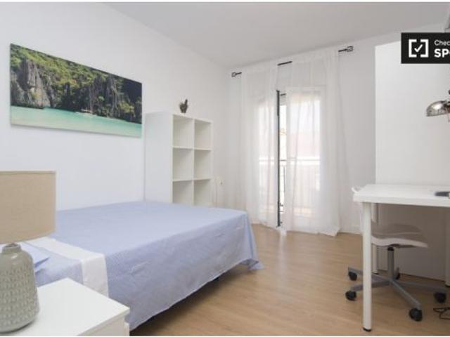 Habitación luminosa con cómoda en un apartamento de 4 dormitorios, Carabanchel