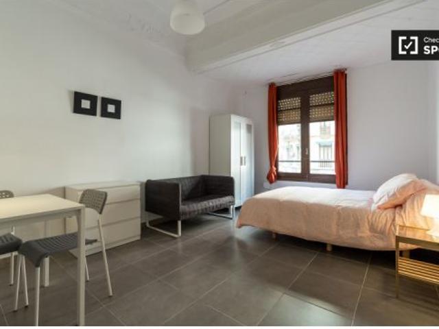 Habitación luminosa con cómoda en un apartamento de 5 dormitorios, Eixampl