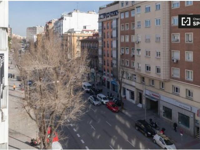 Habitación luminosa con escritorio en piso compartido, Cuatro Caminos