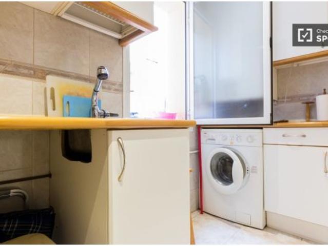 Habitación luminosa con escritorio en piso compartido, Latina